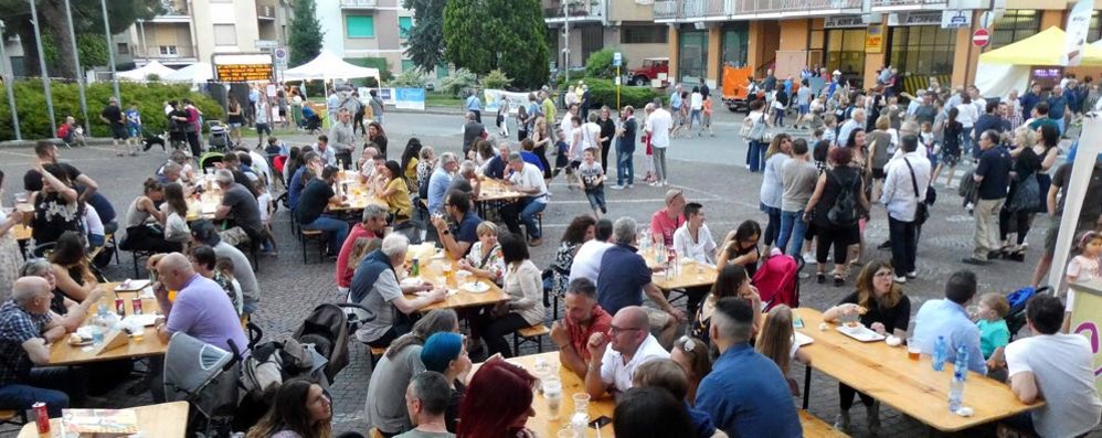 piazza del municipio affollata nel comune di Galbiate