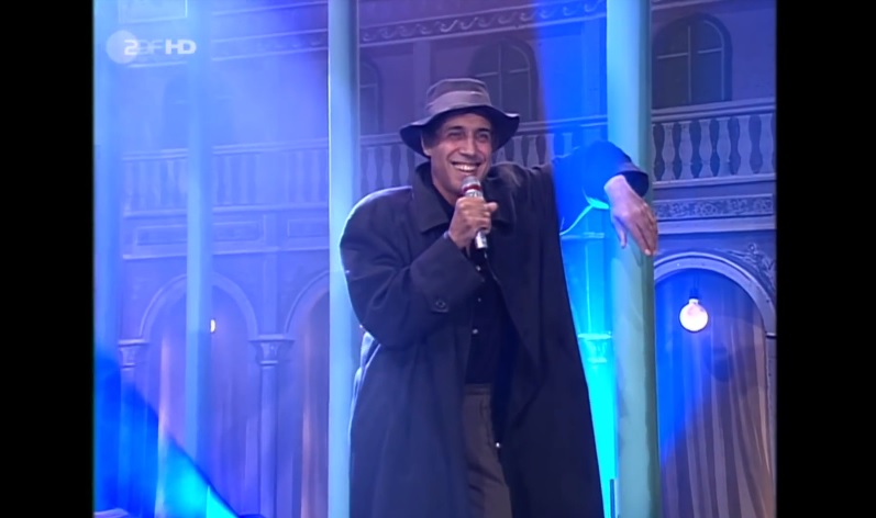 Adriano Celentano canta "Azzurro"