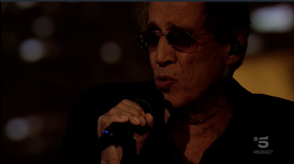 Adrian: Adriano Celentano canta "Questo vecchio pazzo mondo"