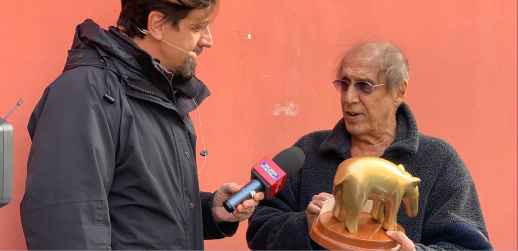 Valerio Staffelli consegna il Tapiro di "Scriscia la Notizia" ad Adriano Celentano