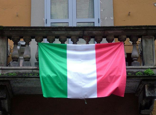 bandiera italiana appesa ad un balcone